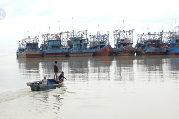 Nelayan Muara Angke pilih melaut jarak dekat