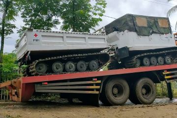 Amfibi Hagglunds distribusi bantuan tembus daerah terisolasi di Lebak