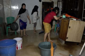 Banjir surut, warga Rawajati Jaksel bersihkan rumah