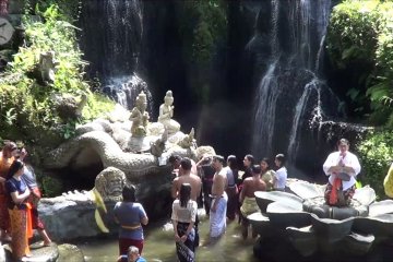 Menikmati keindahan alam di air terjun Beji