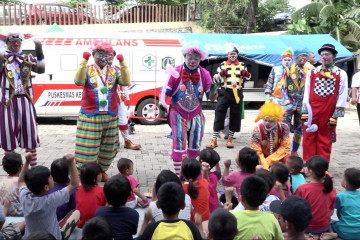 Warna-warni badut di pengungsian korban banjir