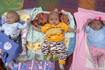 Nelangsa, merawat bayi-bayi di lokasi pengungsian