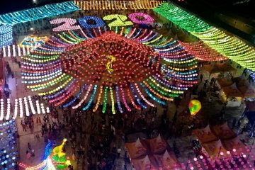 Puluhan ribu lampion warna-warni meriahkan Imlek di Palembang