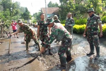 Tim gabungan lakukan pembersihan pascabanjir bandang  Bondowoso