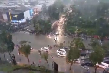 Banjir Surabaya karena pengerjaan saluran air belum tuntas