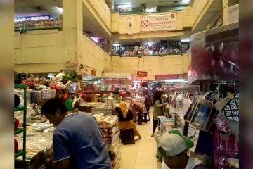 Empat hari pasca banjir, pedagang di Pasar Jatinegara kembali berjualan