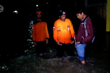 Tanggul jebol, 135 rumah di Cirebon terendam