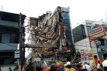 Gedung empat lantai di kawasan Slipi ambruk