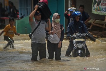 Banjir akibat tanggul jebol di Serang