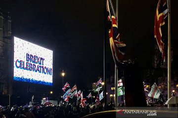 Warga Inggris merayakan  Brexit di Parlement Square London