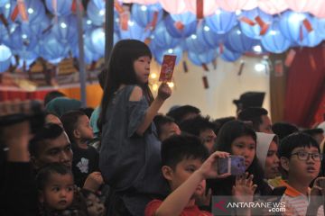 Warga ramai datangi festival 1000 lampion