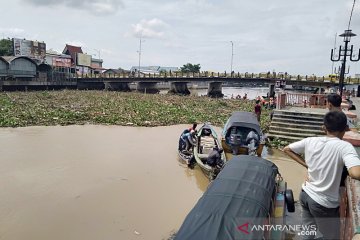 Sampah terus mengalir ke Sungai Martapura di Banjarmasin