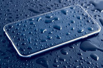 Musim hujan, begini cara keringkan ponsel yang basah