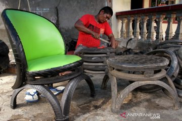 Kerajinan kursi berbahan ban bekas