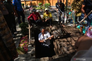 Jenazah Gus Sholah akan dimakamkan di barat makam Gus Dur