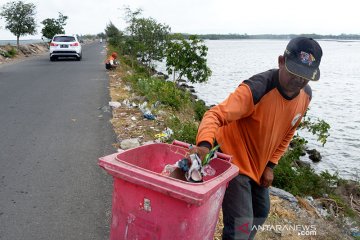 Sampah plastik pengunjung pantai