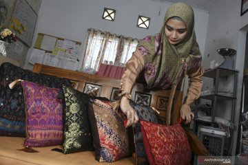 Penjualan bantal songket Palembang
