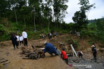 Presiden Jokowi pantau rehabilitasi lokasi bencana di Sukajaya