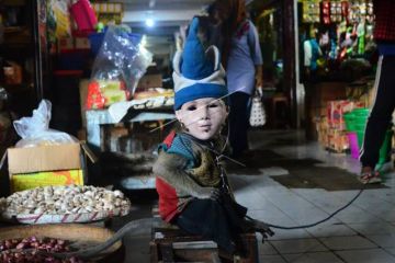 Atraksi topeng monyet