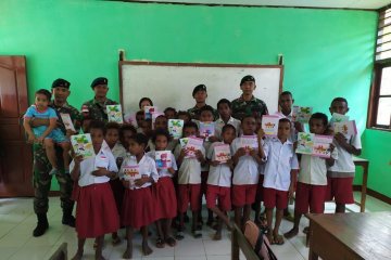 Pelajar di perbatasan RI-PNG mendapat bantuan buku tulis prajurit TNI