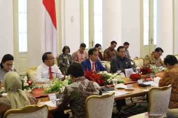 Jokowi minta kalkulasi dampak virus corona terkait ekonomi Indonesia