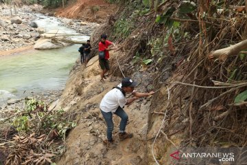 Tiga kampung di Cileuksa Bogor belum bisa diakses kendaraan