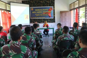 Prajurit TNI Pamtas dibekali pengetahuan tentang bahaya HIV/AIDS