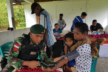 Satgas Yonif 755 gelar pelayanan kesehatan di Kampung Anus, Papua