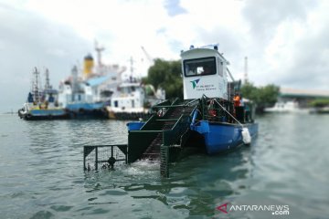 Pelindo IV Makassar perkenalkan kapal angkut sampah laut