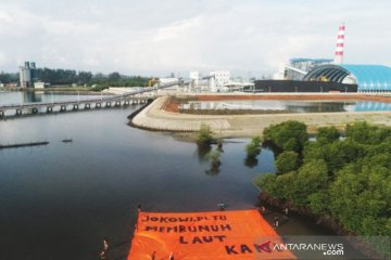 Pegiat lingkungan-nelayan bentangkan spanduk di PLTUB Bengkulu