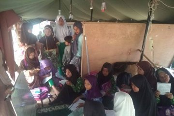 Pascabanjir bandang, siswa MI di Lebak-Banten belajar di tenda darurat
