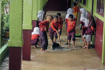 Sekolah kebanjiran akibat tanggul jebol