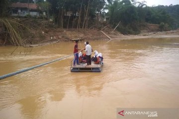 Sungai meluap, rakit penyeberangan pelajar nyaris terseret arus