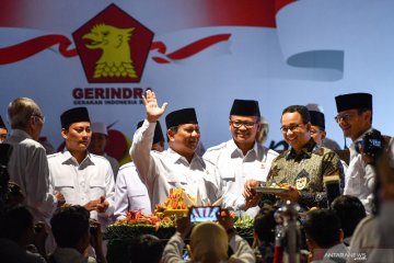 Peringatan HUT Gerindra, Probowo berikan nasi tumpeng untuk Anies Baswedan