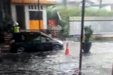Gerbang Tol Cileunyi banjir akibatkan kepadatan kendaraan