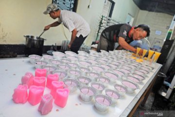 Produksi lilin berbentuk hati dan bunga jelang Valentine