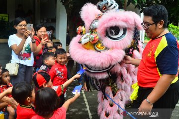 Pertunjukan barongsai di sekolah