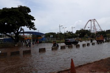 Banjir genangi pintu masuk wisata Ancol