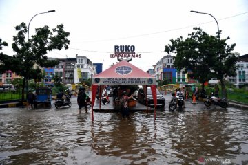 Kemarin, dari pencuri kotak amal hingga Jakarta disambangi banjir