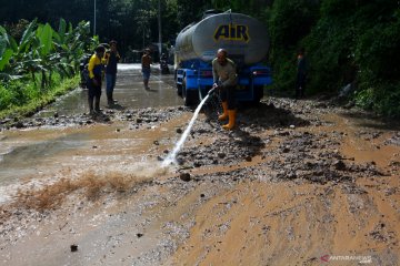 Lumpur material longsor mulai dibersihkan dari jalan Pacet-Trawas