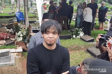 Damayanti Noor minta dimakamkan satu liang lahat dengan Chrisye