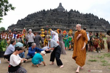 Kirab ruwat rawat Borobudur