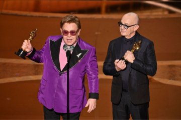 Elton John raih Oscar untuk film biopiknya "Rocketman"