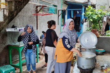 Warga dirikan dapur umum untuk korban indekos roboh