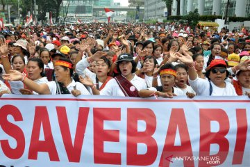 Kemarin, Nadiem soal dana BOS hingga demo "#Save Babi" di Sumut