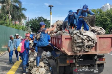 Sudin SDA Jakpus kuras dua saluran air di Salemba Raya