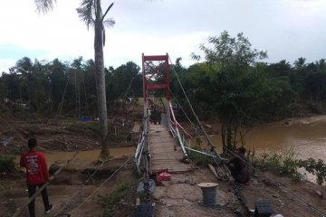 Relawan dan TNI bangun jembatan gantung di Lebak