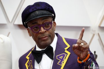 Spike Lee pakai tuksedo Kobe Bryant