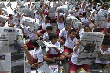 Aksi membaca koran