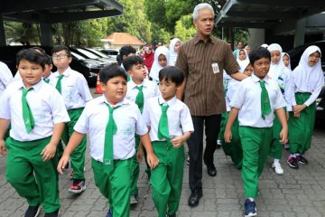 Ganjar ajak puluhan pelajar SD keliling kantor Gubernur Jateng
